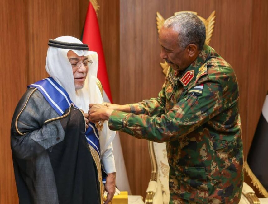 رئيس مجلس السيادة يمنح السفير السعودي وسام النيلين من الطبقة الأولى بمناسبة انتهاء فترة عمله