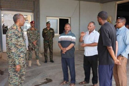 البرهان يتفقد محطة مياه المنارة